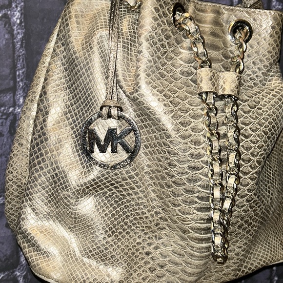 Michael Kors FRANKIE Embossed
Leather Glossy Silver Metallic Python
Bucket Bag - Picture 3 of 16